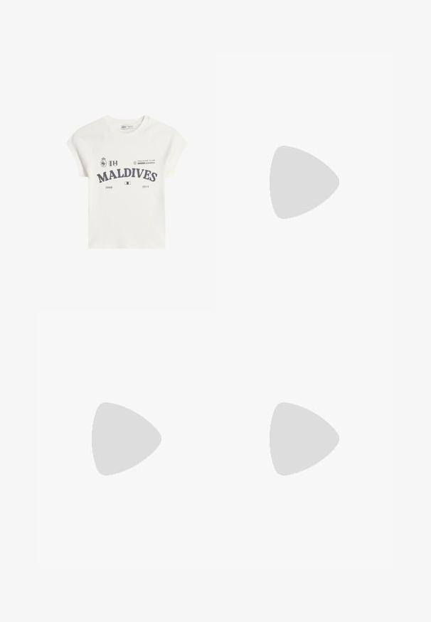 Vit bomulls t-shirt med korta raglanärmar. Har en grafisk tryck "MALDIVES" i mörkgrått, tillsammans med logotyper och datumen 2008 och 2014.; Breda byxor i krämfärgad tyg med en mjuk yta, med en enda knapp fram, subtila veck och en hög midja design.; Brun remsand med spetsig tå och tunn klack. Tillverkad av gummi med en slät yta. Har korsade remmar och ett justerbart ankelspråk.; Vit tygväska med triangulär form, med ögla detaljer och en knytbåge accent upptill. Slät textur genom hela väskan.