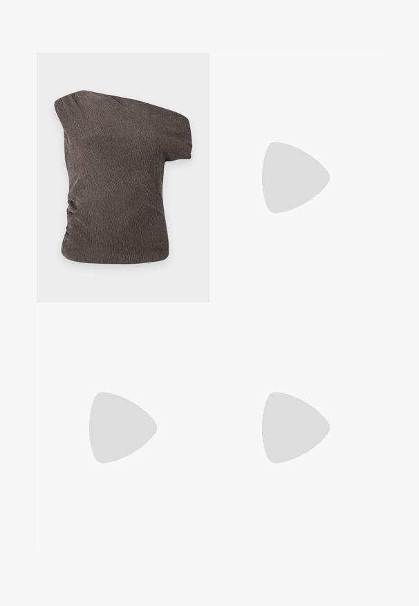 Hnědý top na jedno rameno s texturovanou, zmačkanou tkaninou; obsahuje nařasený detail na boku a přiléhavý střih.; Beige kalhoty s širokými nohavicemi vyrobené z denimu, s vysokým páskem, předními kapsami a kontrastním prošíváním. Design zahrnuje zapínání na knoflík.; Černé kožené vysoké boty po kolena se čtveratou špičkou, zúženým podpatkem a vertikálním švem podél vnějšího kůlu. Hladký povrch.; Kabelka s hadím vzorem a zakřiveným držadlem. Vyrobena z texturovaných béžových a hnědých materiálů, s charakteristickým diamantovým vzorem.