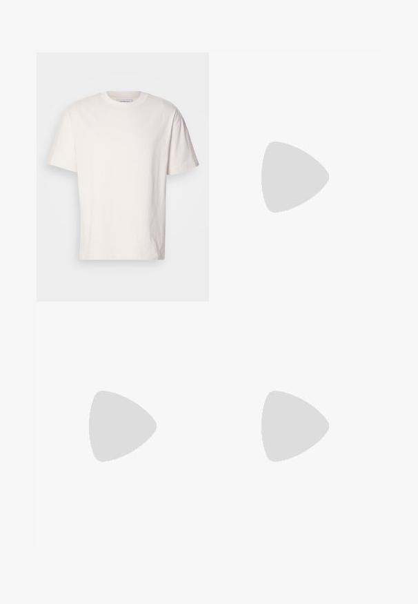 Krém színű pamut póló kerek nyakkal. Rövid ujjak és laza szabás. A nyakrészen egy kis logó található. Sima textúra.; Rövid ujjú, bézs gombos ing, amely pamutból készült, elöl zsebbel és bal oldalon egy kis logóval rendelkezik.; Világoskék farmernadrág laza szabással, fehér húzózsinóros derékpánttal, a elején jellegzetes szakításokkal, amelyeken cérnával szelektált szélek láthatók.; Fekete bőr loaferek, texturált fekete bőr díszítéssel, lekerekített orral és alacsony blokk sarkal; dekoratív fémes részlettel rendelkezik.