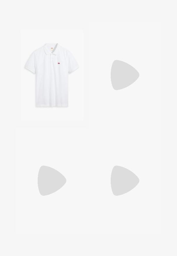 Balta kokvilnas polo krekls. Tam ir trīs pogu aizdare, īsas piedurknes un neliels sarkans Levi's logotips kreisajā krūtī.; Tumsā zila džinsa īsie šorti ar piecu kabatu dizainu, taisnu griezumu un redzamām šuvēm. Gluda tekstūra un vidēja augstuma josta.; Melnas ādas lōferi ar gludu apdari, ar dekoratīvu šuvju un izvirzītu akcentu uz vamp, novietoti uz marmora virsmas.; Brūnās saulesbrilles ar caurspīdīgu brūnu rāmīti, taisnstūrveida forma un plānas kājiņas. Sānos ir skaidras akcentu detaļas.