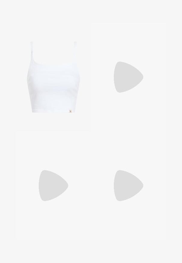 Crop top bianco in cotone con spalline sottili, scollatura quadrata e una piccola etichetta con logo sul lato. Texture liscia, design semplice e forma aderente.; Leggings rossi con vita alta, realizzati in materiale liscio. Presentano cuciture laterali e un design aderente. Nessun motivo o accento particolare.; Scarpa con tacco alto color bordeaux con punta affilata, cinturino alla caviglia con finiture in oro e una superficie liscia e lucida. Tacco a stiletto elevato.; Occhiali da sole rettangolari neri con lenti scure. Presentano una montatura in plastica liscia e un dettaglio del logo sulla tempia. Design pulito e moderno.; Borsa borgogna realizzata in materiale sintetico con un design strutturato, dotata di tracolla removibile e un foulard a motivi floreali legato al manico.