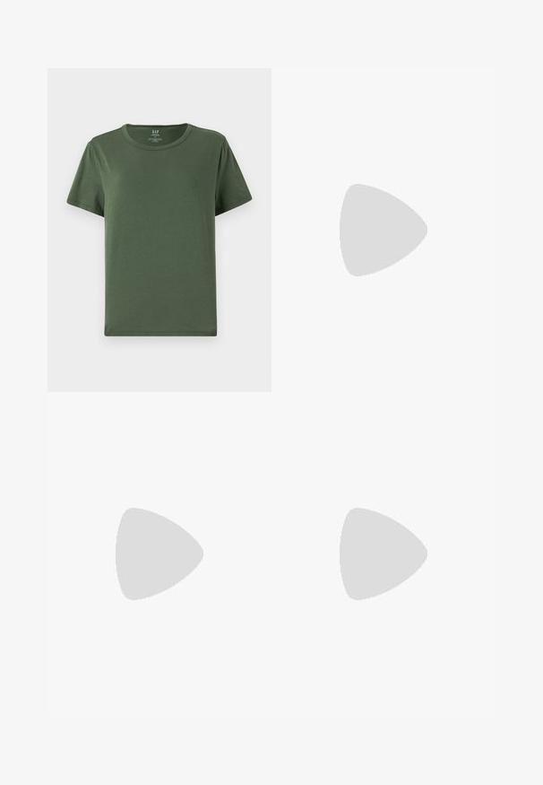 T-shirt verde in cotone con maniche corte, collo rotondo e vestibilità rilassata. Presenta un orlo dritto e un design minimalista.; Shorts in camoscio marrone con vita elasticizzata, caratterizzati da una vestibilità rilassata e una texture liscia. Design semplice, adatto per l'abbigliamento casual.; Sandali con tacco beige a blocco, design con cinturini, e cinturino alla caviglia regolabile, realizzati in materiale sintetico liscio con finitura opaca.; Borsa a tracolla in pelle marrone con forma curvata, hardware dorato e un dettaglio con fibbia. Presenta una tracolla rimovibile.