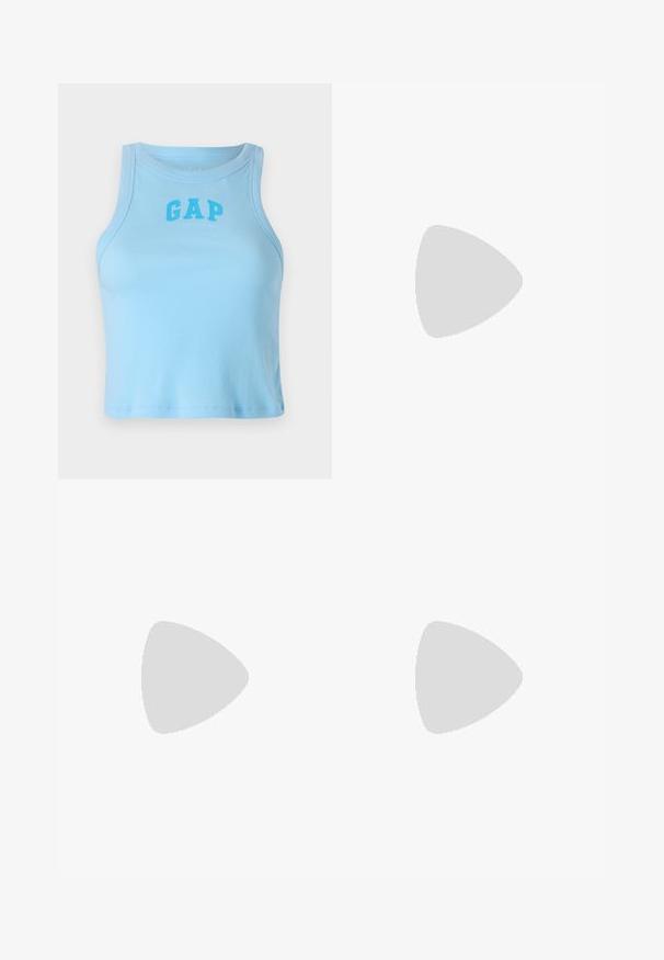 Gaiši zila ribota bez piedurknēm ar noapaļotu kakla izgriezumu un drosmīgu fontu "GAP" logo, izceļot pieguļošu dizainu un taisnu apakšmalu.; Levi's® 501® ORIGINAL SHORT - Džinsa auduma šorti - luxor edge; Lapsuļu raksta Nike Air Force 1 kedas ar baltām šņorēm un swoosh, ar brūnu gumijas zoli un teksturētu augšpusi. Redzamas baltas sporta zeķes.; Roti saulesbrilles ar bruņurupuča stila plastmasas rāmi, brūniem stikliem un metāla akcentiem priekšpusē. Šauras kājas ar pulētu apdari.