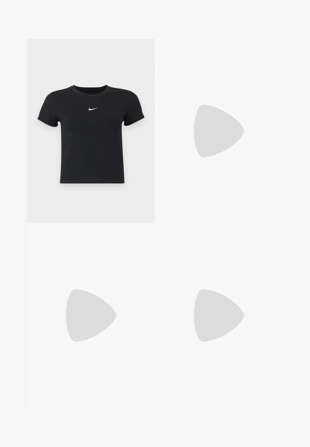 Sort kortærmet t-shirt lavet af bomuld med rund hals. Har et hvidt Nike-logo på brystet, minimalistisk design og tætsiddende pasform.; Nike Performance SHORT - Tights - hot fuchsia; Nike Air Max sneakers med en hvid mesh-overdel, sorte detaljer, lilla logo, buet design og synlig luftdæmpning i sålen.; Sort nylon bæltetaske med lynlås, der har et stort hvidt Nike-logo. Glat tekstur og ergonomisk design for komfortabel bæring.