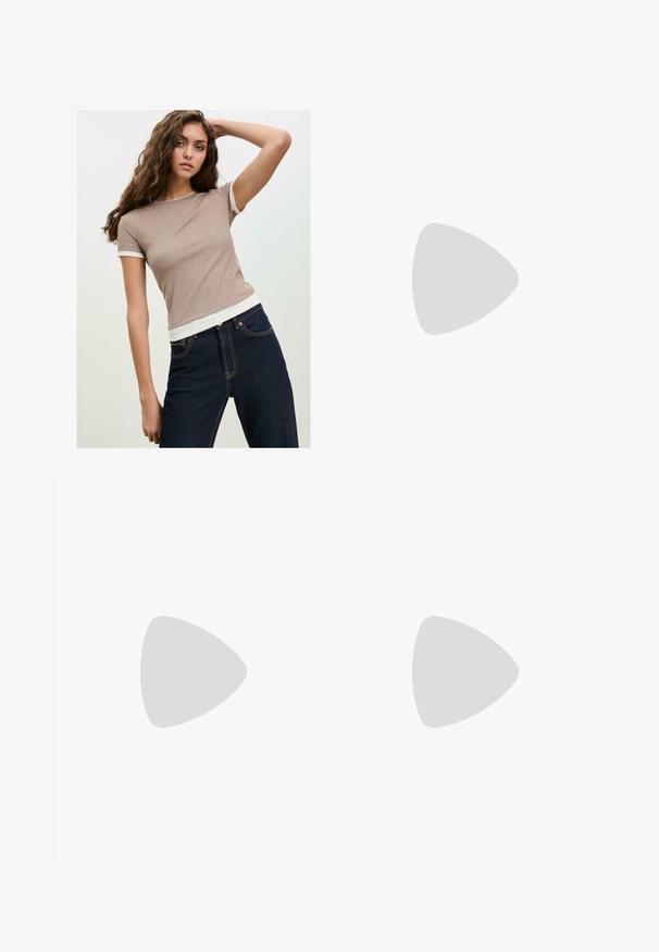 Junge Frau mit langen, lockigen Haaren, die ein taubfarbenes Kurzarmoberteil und dunkelblaue Jeans trägt und mit einem Arm hinter ihrem Kopf posiert.; Olivgrüne, weite Hose mit Knopfverschluss, Reißverschluss, Gürtelschlaufen und fünf Taschen, präsentiert auf weißem Hintergrund.; Burgunderfarbene Leder Slingback-Schuhe mit spitz zulaufender Zehenpartie, die an der Vorderseite eine geraffte Textur aufweisen und einen schlanken, strukturierten Absatz haben. Verstellbarer Riemen.; Goldfarbene Ohrringe mit einer organischen, bohnenähnlichen Form und glatter, reflektierender Oberfläche; verfügen über ein minimalistisches Design ohne sichtbare Hardware.