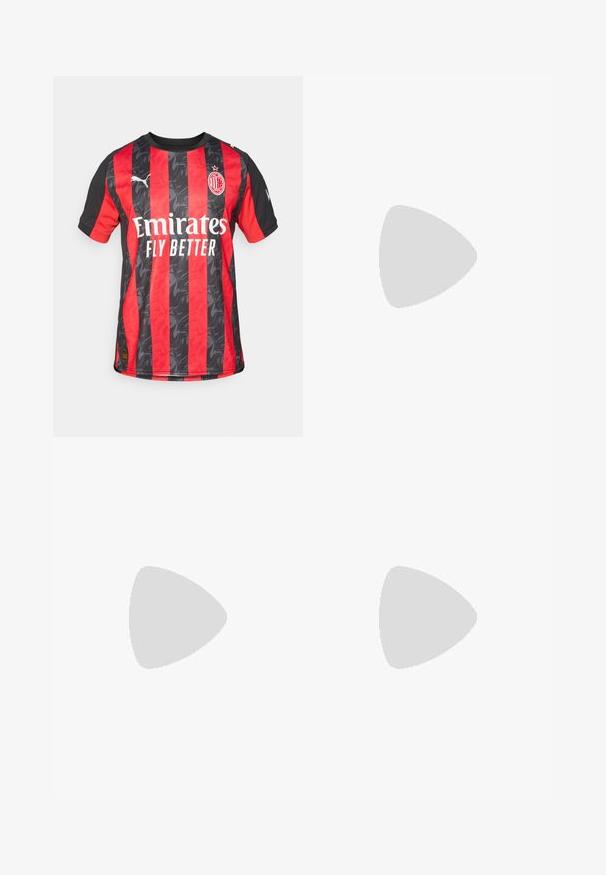 AC Milan Trikot mit roten und schwarzen vertikalen Streifen, ausgestattet mit einem strukturierten Muster, Rundhalsausschnitt und Puma-Logo auf dem rechten Ärmel.; Schwarze Hose aus strapazierfähigem Material, mit geradem Bein, einem Bund mit Gürtelschlaufen und Nähten für zusätzlichen Textur.; Puma-Sneaker aus weißem und schwarzem Wildleder mit einer braunen Gummisohle. Kombiniert mit weißen Socken, die ein schwarzes Logo zeigen, getragen zu dunklen Hosen.; Goldene Kettenhalskette mit großen miteinander verbundenen Gliedern, mit einem kreisförmigen Anhänger in der Mitte, der ein erhabenes Emblem zeigt.