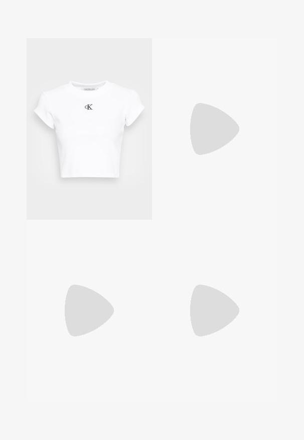 T-shirt blanc court en tissu côtelé. Présente un col rond et des manches courtes. Logo "cK" brodé noir sur la poitrine.; Shorts en denim noir avec une coupe droite, cinq poches et une fermeture à bouton argenté. Texture lisse avec un minimum de coutures.; Chaussures de sport beiges avec des superpositions en mesh et en synthétique, présentant une surface texturée, un col rembourré et un amorti "ABZORB" au niveau du talon.; Sac seau en cuir noir avec fermeture à cordon, arborant un logo "CK" brillant sur le devant et des accents en métal doré.