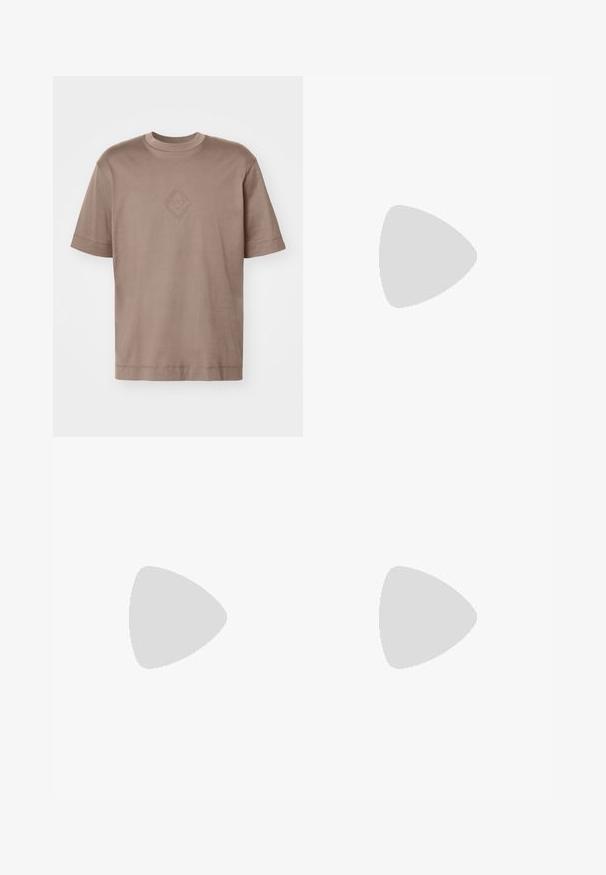 Camiseta de manga corta, color marrón claro, fabricada en algodón suave, con un logo de diamante en relieve centrado en el pecho. Diseño clásico de cuello redondo.; Pantalones cargo azules hechos de una tela suave, con un corte relajado, cinturilla, múltiples bolsillos y textura lateral sin costuras.; Zapatilla de piel negra con acentos de ante, puntera redonda, suela plana de goma blanca y texturas contrastantes en el cuerpo y los cordones.; Bolso de mano de cuero marrón con estampado de cocodrilo, con asas superiores y correa de hombro desmontable. Presenta un cierre de hebilla y forma rectangular.