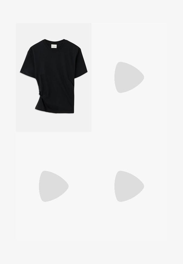 Musta t-paita, joka on valmistettu pehmeästä puuvillasta. Siinä on pyöreä pääntie, lyhyet hihat ja hiukan kiertyneenä oleva muotoilu, joka takaa rentotun fit.; Sininen farkkuhousut suoran leikkauksen kanssa, viisi taskua, nappi- ja vetoketjukiinnitys sekä kevyt haalistuminen tekstuurin vuoksi.; Naisten leopardikuvioiset slingback-kengät matalalla paksupohjalla ja kultaisella soljella sivunauhoissa, esitetty sivuprofiilissa yksinkertaisella taustalla.; Viettetty viininpunainen nahkaolkalaukku, jossa on kaksi lyhyttä kahvaa ja irrotettava olkahihna. Laukussa on jämäkkä muoto ja sileä pinta.