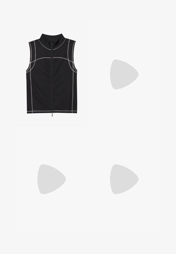 Zwarte mouwloze vest gemaakt van een gladde stof, met zilveren stiksels en een rits aan de voorkant, ontworpen met een hoge kraag.; Lichtgrijze cargobroek met een elastische tailleband, trekkoordsluiting, zijzakken en verstelbare onderkanten. Gemaakt van zachte, lichte stof.; Witte hoge sneakers van canvas met een rubberen zool, voorzien van zilveren oogjes, een ronde logo patch en een textuurplatformzool.; Zonnebril met een transparant plastic frame, grijze lenzen, een rondom ontwerp en logodetail aan de zijkant. Soepele textuur met gebogen armen.; Grijze handtas met textuur, voorzien van een gevoerde handgreep, gaasaccenten, verstelbare schouderband en een sluiting aan de voorkant. Compact ontwerp met een ronde vorm.