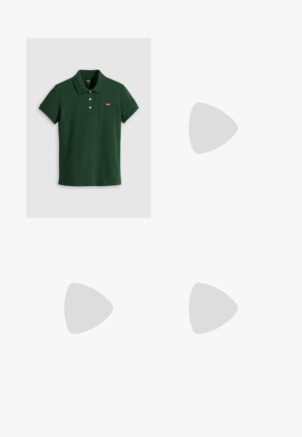 Vihreä polo paita, joka on valmistettu puuvillasta ja jossa on kaulus, lyhyet hihat, kolme nappia ja pieni punainen Levi's-logo vasemmassa rinnassa.; Vaaleansiniset farkkushortsit, joissa on rento malli, napitus, vyölenkit ja viisi taskua. Sileä pinta, jossa on haalistuneita alueita.; Valkoiset platofom-nikeet, joissa on sileä nahkapinta, reikiin leikattu yksityiskohta ja litteät nauhat; paksu valkoinen kumipohja.; Beige kangaskotelo, jolla on pyöreä muoto, litteä yläosa ja hienovaraisia sauman yksityiskohtia. Mukana minimaalinen logo ja sivuhihna.