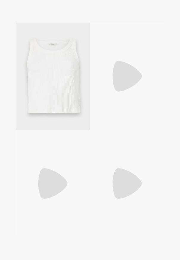 Bílý žebrovaný tílko s kulatým výstřihem a bezrukávovým designem, s rovním lemem a malou nášivkou značky na boku.; Světle modré džínové kalhoty s širokým střihem, vyrobené z denimu, s vysokým pasem, pěti kapsami a jemným vyšisováním s kontrastním prošíváním.; Bílé sandály na vysokém podpatku s tenkým páskem kolem kotníku, plochou špičkou, texturovaným předním dílem s nařasenými detaily.; Stříbrný kruhový náušník s lesklým povrchem, zdobený malými zlatými akcenty, v kulatém tvaru, nošený na lalůčku.