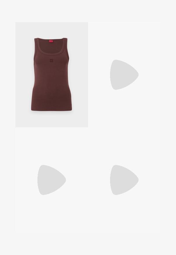 Top senza maniche marrone realizzato in morbido tessuto, con scollatura rotonda e logo 'HUGO' ricamato in modo discreto sul davanti.; Gonna a matita in pelle marrone scuro con un davanti dritto e liscio e dettagli di cucitura verticale sottile lungo il centro.; Mule nere con tacco alto e punta affilata, realizzate in pelle liscia. Presentano una larga cinghia alla caviglia con una fibbia quadrata argentata e borchie.; Borsa a pochette bianca con un design a trama testurizzata e trapuntata. Presenta una tracolla sottile e removibile e un accento in metallo argentato nella parte anteriore.