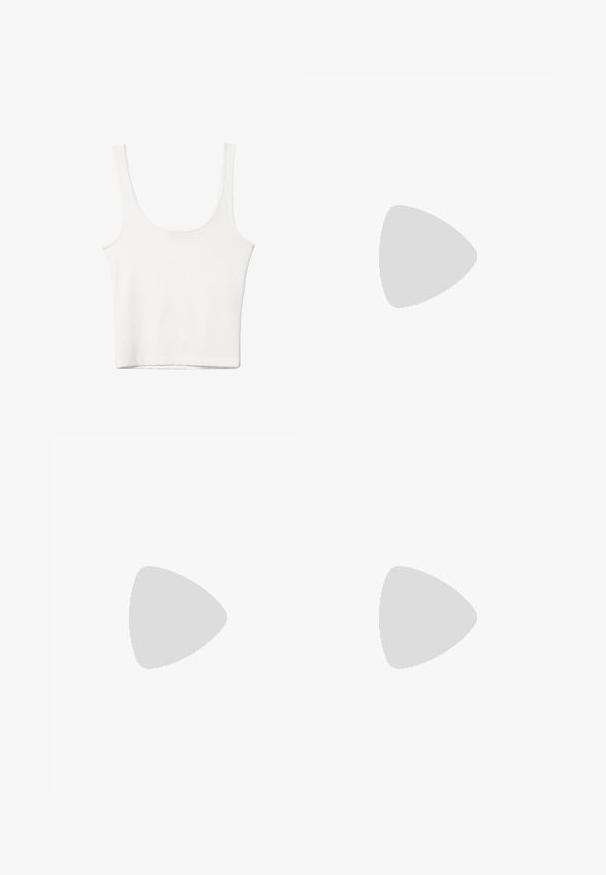 Witte katoenen tanktop met een ronde halslijn, zonder mouwen en een getailleerde vorm. Soepele textuur, eenvoudig ontwerp en minimale stikdetails.; Wijde broek met een geometrisch patroon in bruin, blauw en roomkleur, met een elastische tailleband voor extra comfort.; Zwarte gepatenteerde sandalen met hak en een vierkante neus, enkelbandjes en zilveren gespen. Heeft een stevige blokhak voor stabiliteit.; Zwarte tote tas van glad leer, met een gebogen, open bovenkant en twee schouderbanden, en een minimalistisch ontwerp.