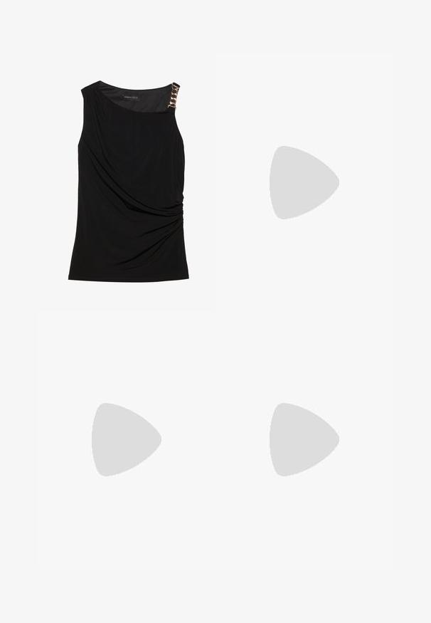 Fekete ujjatlan felső, ráncolt anyaggal, sima dekoltázzsal és díszes arany lánccal a bal vállon.; Fekete bőrnadrág redőkkel, széles derékrésszel és két csattal az oldalon. Sima textúra fényes felülettel.; Fekete lakk bőrcipő bokáig érő, hegyes orral és közepes magasságú tömbsarokkal. Simább textúrával és minimalista dizájnnal rendelkezik.; Fekete macskaszem napszemüveg sötét lencsékkel, vastag kerettel és diszkrét díszítésekkel. Fekete kabátot és szürke felsőt visel, hosszú egyenes hajjal.