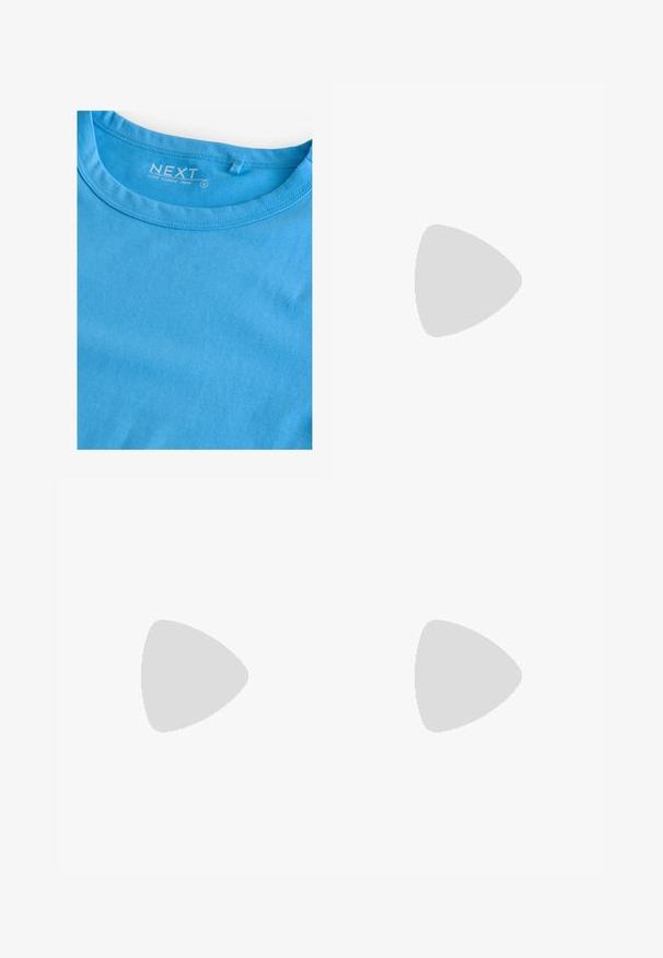 Majica dugih rukava s okruglim izrezom u svijetloplavom pamuku. Sadrži jednostavne šavove. Oznaka na etiketama glasi "NEXT," veličina S.; Plave sportske kratke hlače od rastezljivog materijala, s širokim pojasom na kojem piše "Fierce" u tamnoplavoj boji. Glatka površina i uski kroj.; Botte smeštem u visini koljena u bež boji, izrađene od glatkog materijala s špicastim vrhom i niskim složenim potplatom. Jednostavan dizajn, bez vidljivih uzoraka ili akcenta.; Bež torba sa strukturom i V-oblikovanim vrhom, napravljena od glatke kože, sa kratkim drškama i dugim podesivim remenom. Minimalistički dizajn.