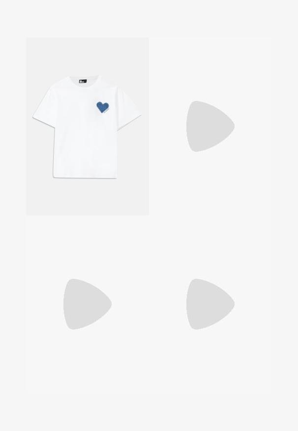 T-shirt en coton blanc à manches courtes et col rond. Présente un patch en denim bleu en forme de cœur sur la poitrine gauche avec un texte en dessous.; Pantalons en denim blanc avec une taille haute, une coupe ample, des poches avant et des coutures visibles. Le tissu a une texture lisse et mate.; Paul Smith AMIRA - Escarpins - black; Sac à main Python en beige et noir, avec une forme structurée, un détail à boucle et des doubles poignées. Surface texturée.