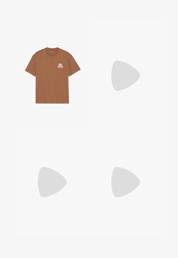 T-shirt marron à manches courtes en coton, avec un graphique de soleil rose et le texte "SOLAR" sur la poitrine gauche. Design à col rond.; Shorts beiges avec une taille élastique et une ceinture noire réglable. Fabriqués dans un tissu léger, présentant un design simple et une coupe droite.; Chaussures en suede marron à profil bas, avec un laçage, semelle en caoutchouc et des détails de couture contrastants. Style simple et fonctionnel.; Sac à ordinateur en cuir marron avec une surface texturée, deux poignées supérieures, une bandoulière réglable et deux boucles à l'avant pour un détail supplémentaire.
