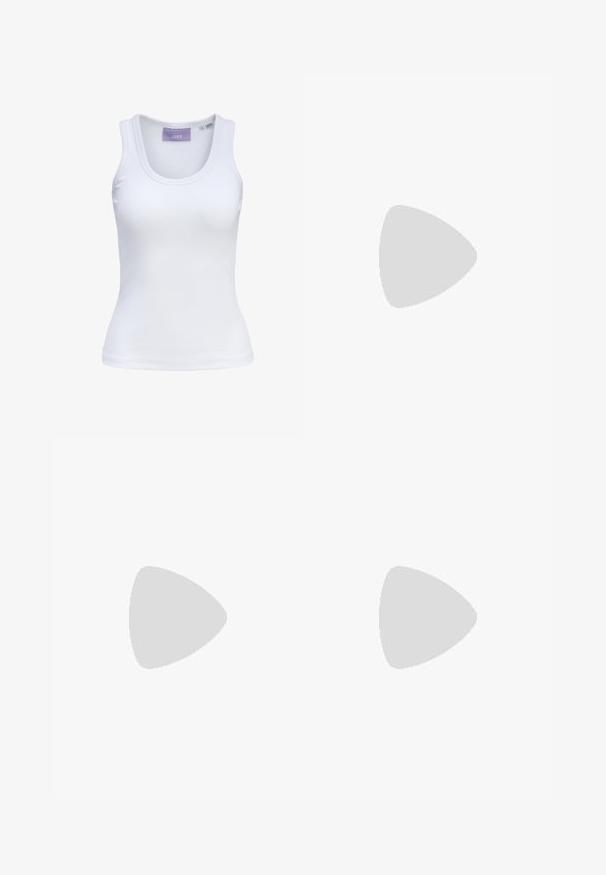 Hvit ribbet singlet med rund hals og smale skulderstropper. Merke på halslinjen i lys lilla. Størrelsesmerkelapp synlig.; Breddebukser i et leopardmønstret design med en beige bakgrunn og svarte flekker, med klassisk knapp og glidelås lukking.; Svart høyhælte sandaler med bred stropp, naglede detaljer og et elegant design; har spenne-lukking og en glatt finish.; Svart faux skinn-håndveske med krokodilletekstur, strammet topp og en rynket stropp. Ser myk og kompakt ut i designen.