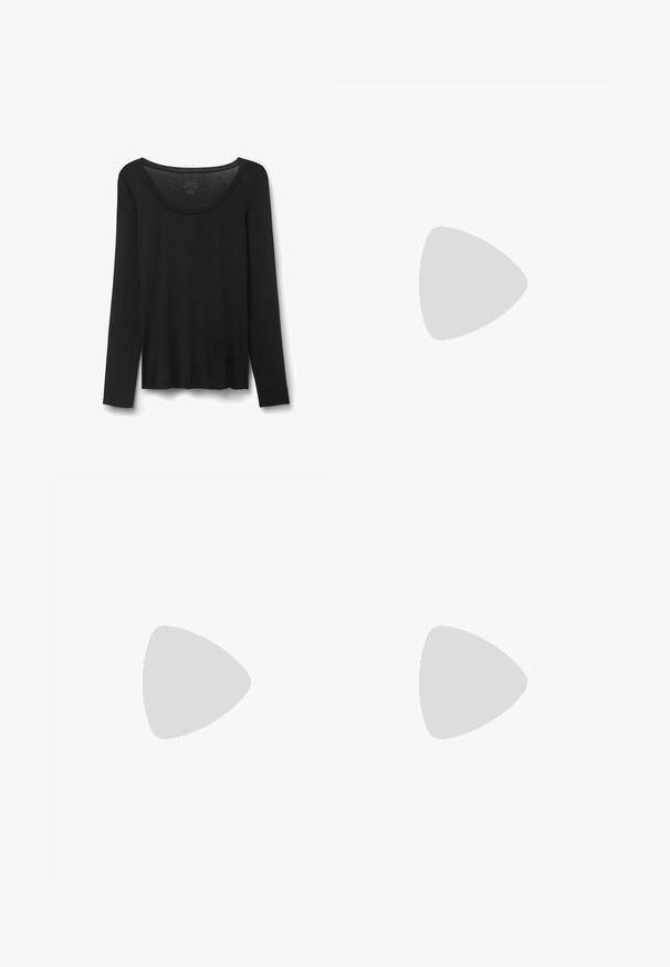 T-shirt noir à manches longues en tissu doux. Présente un col rond large et une coupe ample avec un ourlet droit. Pas de motifs ni d'accents visibles.; Jupe midi noire avec taille haute, texture douce, ourlet asymétrique et détails de drapés subtils pour une silhouette moderne.; Ballerines noires à bout pointu en cuir, ornées de trois accents de boucle en métal et d'une finition lisse, portées avec des bas noirs transparents.; Lunettes de soleil noires rectangulaires avec des verres sombres. Monture en plastique avec une finition mate. Accents dorés sur les branches et logo de marque.