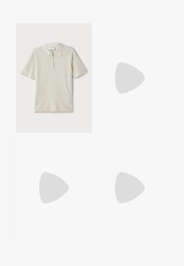 Tricou polo cu mânecă scurtă, de culoare bej deschis, cu guler cu fermoar. Confecționat dintr-un material fin, are un design simplu și modern, fără modele.; Paul Smith EMBORIDERED - Pantaloni scurți - military green; Sneaker alb cu accente din suede, vârf rotund, șireturi plate și o talpă din cauciuc crem. Are un logo verde pe călcâie.; Sac din piele neagră, cu o formă structurată, având două mânere lungi și o detaliu de cusătură în formă de V în față. Textură netedă.