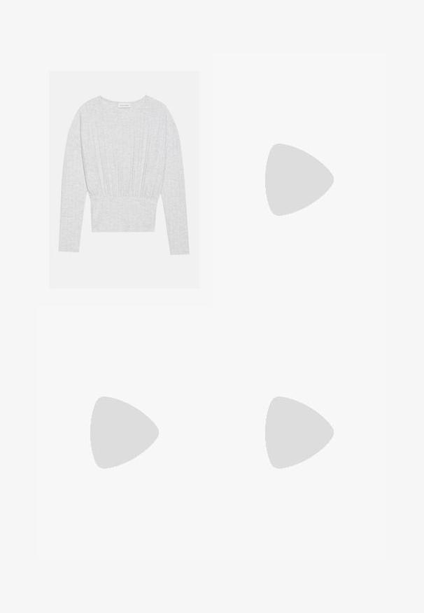 Camisola de mangas longas cinza claro, feita de um tecido suave, com uma cintura ajustada e detalhes franzidos, e um decote redondo.; Calças largas pretas feitas de tecido suave, com cintura alta, pregas frontais e um corte solto. Design simples e limpo, sem padrões.; Botas de couro pretas até ao joelho com bico pontudo e salto quadrado. Textura suave com um design elegante e detalhes de costura mínimos.; Bolsa tote preta em couro com duas alças longas, textura suave e forma estruturada. Apresenta um bolso frontal para armazenamento adicional.
