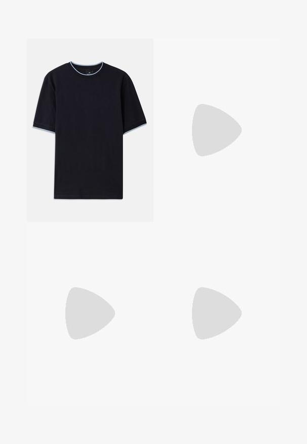 T-shirt a maniche corte di colore blu scuro con scollo rotondo, caratterizzato da dettagli azzurri al colletto e sulle maniche. Realizzato in morbido tessuto di cotone.; Pantaloni blu navy realizzati in tessuto leggero, con frontale piatto, due pinces e chiusura con bottone standard in vita.; Brogue in pelle marrone con dettagli perforati, punta rotonda, accenti in tessuto e suola in gomma nera con bordo colorato.; Bracciale di perline con perline a strisce nei colori navy, arancione e giallo, arricchito da accenti metallici. Le variazioni di perline lisce e testurizzate creano un interesse visivo.