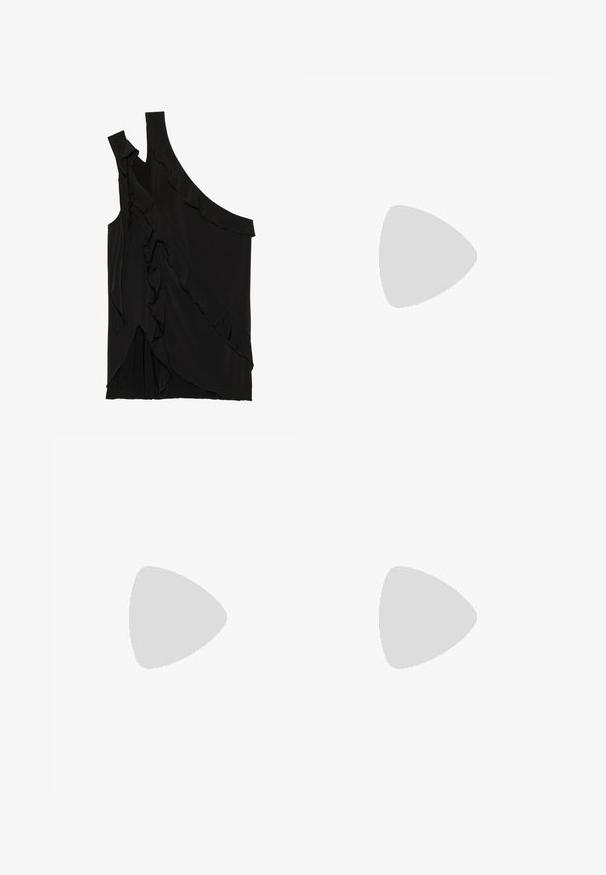 Ebaasne must ülasärk pehmest kangast, rippuvate frillide ja ühe rihmaga. Sile tekstuur, millel on drapeeritud disainielemendid.; Pleated maxi seelik taupe värvuses, millel on sujuv vöökoht ja voolav siluett. Valmistatud kergest, läbipaistvast materjalist, millel on peen tekstuur.; Mustad läikiva lakknahaga kõrge kontsaga sandaalid kahe pandlaga, kandilised varbad ja jäme plokk-kontsaosa, millel on sile ja läikiv tekstuur.; Mustmust mustraha kõverate joontega, eemaldatava rihmaga ja kuldsete detailidega. Kotil on klapp, millel on pandladetail.