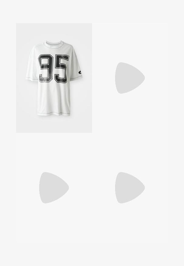 Biała koszulka z krótkim rękawem z dużą, postarzaną czarną cyfrą "95" z przodu oraz małym czarnym logo swoosh na lewym rękawie.; Szerokie dżinsy z ciemnego denimu z czarnymi panelami materiałowymi po bokach, z wysokim stanem i widocznymi detalami ściegów.; Czarne klapki wykonane z gładkiej skóry, z cienkim paskiem i płaską podeszwą o minimalistycznym profilu. Brak widocznych wzorów lub akcentów.; Czarna skórzana torebka z marszczoną górą, dwiema rączkami na ramię, złotymi akcentami i centralnym okrągłym zdobieniem. Gładka tekstura, kompaktowy kształt.