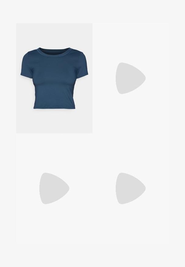 Granatowa krótka koszulka z gładkiego, elastycznego materiału. Posiada okrągły dekolt oraz krótkie rękawy z prostymi detalami szycia.; Czarne spodenki sportowe z warstwowym krojem, z gładką zewnętrzną warstwą i dopasowanymi wewnętrznymi spodniami. Wykonane z lekkiej, elastycznej tkaniny.; Białe buty biegowe z pomarańczowym amortyzatorem i czerwonymi akcentami. Posiadają siateczkową cholewkę, logo po boku oraz grubą, teksturowaną podeszwę.; Czarna butelka na wodę z paskiem regulowanym, z białym logo Nike, szarym uchwytem na butelkę oraz białym przeszyciem akcentującym.