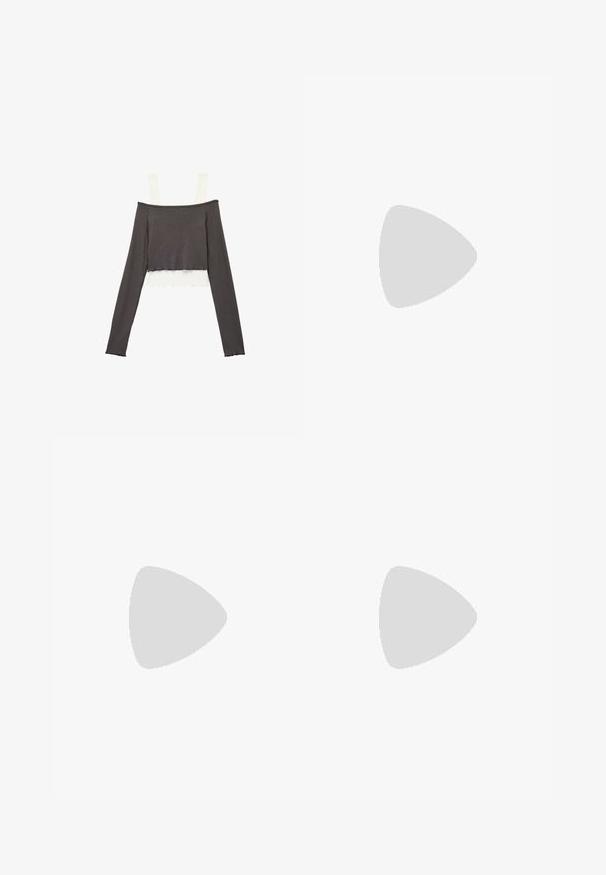 Off-shoulder geribbelde top met lange mouwen, heeft een donkergrijze basis en contrasterende lichtgrijze banden; cropped ontwerp met geschulpte randen.; Zwarte rok met plooien, gemaakt van een gladde stof. Heeft een strak ontwerp en een gestructureerd oppervlak, dat de structuur en vorm benadrukt.; Glanzende bordeauxrode enkelboot met een chunky zwarte hak, met een gladde textuur en een eenvoudig ontwerp. Geen zichtbare sluitingen of patronen.; Bruine leren tote bag met een gladde textuur, een ontwerp met een open bovenkant en twee schouderbanden. Kenmerkt zich door minimale stiksels en geen zichtbare hardware.