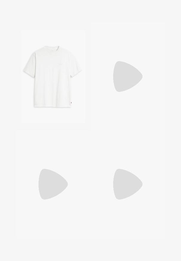 Λευκό βαμβακερό μπλουζάκι με κοντά μανίκια, απλό λαιμόκοψη και διακριτό λογότυπο της Levi's τυπωμένο στο κέντρο. Μαλακή υφή και κανονική εφαρμογή.; Ανοιχτό μπλε πουκάμισο με λευκές ρίγες, μακριά μανίκια, γιακά, στρογγυλή άκρη και διακριτή λεπτομέρεια λογότυπου στο στήθος. Υλικό από βαμβάκι.; Μαύρα τζιν παντελόνια σε ευθεία γραμμή με πέντε τσέπες, κουμπί κλεισίματος και θηλιές ζώνης, απλωμένα σε λευκό φόντο.; Μαύρο δερμάτινο παπούτσι με στρογγυλή μύτη, ραφές λεπτομέρειας, ελάχιστους κορδόνια και χοντρή καουτσούκ σόλα για πρόσφυση και αντοχή.