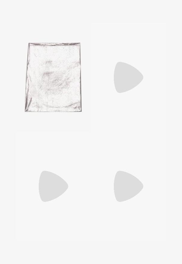 Metallinhohjene kangas, jolla on sileä pinta ja kevyt kiilto. Suorakulmainen muoto, reunat on siististi ommeltu, ei merkittäviä kuvioita tai yksityiskohtia.; Mustat farkkushortsit suoran lahkeen leikkauksella, edessä nappikiinnitys ja viisi taskua. Silkkinen pinta ja vähäiset ompeluyksityiskohdat.; Hopeapohjaiset jalkapallokengät mustilla raidoilla ja tyylikkäällä muotoilulla, yhdistettynä teksturoituihin harmaisiin ja kultaisiin ribbisiin sekä kuviolliseen hameeseen.; Musta nahkainen käsilaukku, jossa on ainutlaatuinen tuulihattukuvio, jossa on litteät kahvat. Pinnassa on karkeapintainen rakenne ja minimalistinen muotoilu.