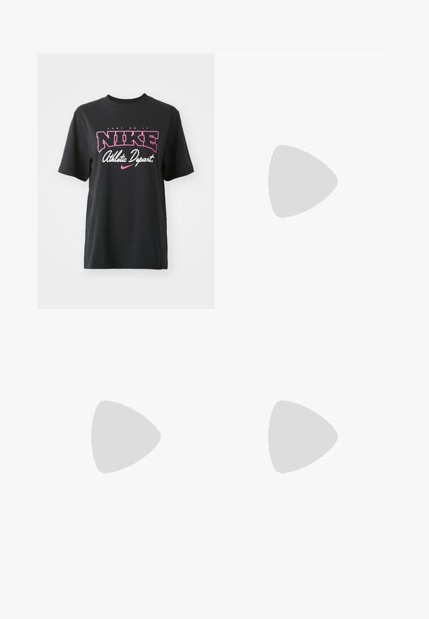 Camiseta de algodón negra con un estampado gráfico en rosa y blanco que incluye el texto "JUST DO IT", "NIKE" y "Departamento Deportivo". Corte estándar.; Vaqueros de mezclilla azul de corte slim, con cintura de media altura, diseño de cinco bolsillos y un lavado oscuro. Presentan un ligero desvanecimiento y un dobladillo cosido.; Las zapatillas negras de Nike presentan un exterior texturizado, acentos brillantes y cordones redondos. Están acompañadas de calcetines blancos de canalé sobre una superficie azul claro.; Un par de gafas de sol rectangulares con montura translucida azul clara y lentes gris oscuro, que cuentan con patillas rectas y detalles de hardware mínimos.