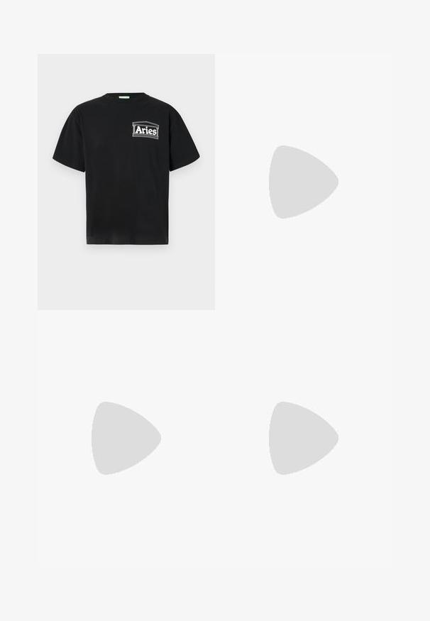 Aries TEMPLE TEE UNISEX - T-shirt print - black; Denim jeans in een lichtblauwe kleur met witte contrasterende vlekken en beige stiksels. Rechtoe rechtaan pijpdesign met een hoge taille.; Witte en grijze sneakers met groene accenten, voorzien van een bovenwerk van mesh en een rubberen zool, gecombineerd met blauwe denim jeans met rafelige onderranden.; Rugzak met een donkergroene stoflichaam en een zwarte leren bodem. Voorzien van een bovenhandvat en een voorpaneel met een ritsvak met een label.