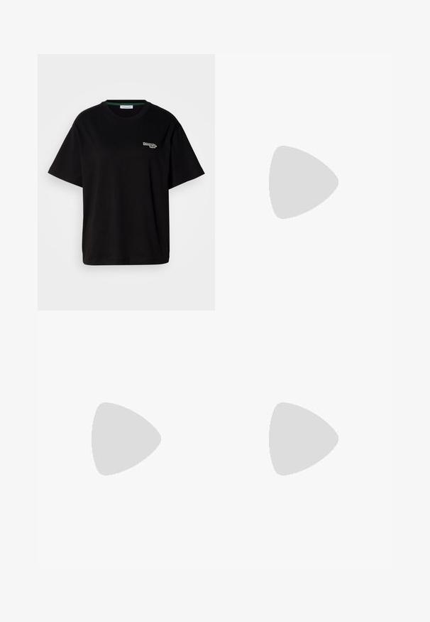 Tricou negru din bumbac cu mâneci scurte, având un mic accent de logo verde pe partea stângă a pieptului. Gât clasic de tip crew, croială lejeră.; Fustă scurtă albă cu un elastic de culoare bej la talie și șnur. Prezintă accente laterale în culoare galben neon și pliseuri. Logo-ul Lacoste se află în partea stângă jos.; Sandale plate din piele crem cu curele subțiri încrucișate, curea pentru glezna cu cataramă, design minimalist și o talpă neagră contrastantă.; Geantă de umăr din piele albă cu formă curbată, având un logo "CK" embosat pe partea din față și un singur braț de umăr. Închidere cu fermoar în partea de sus.