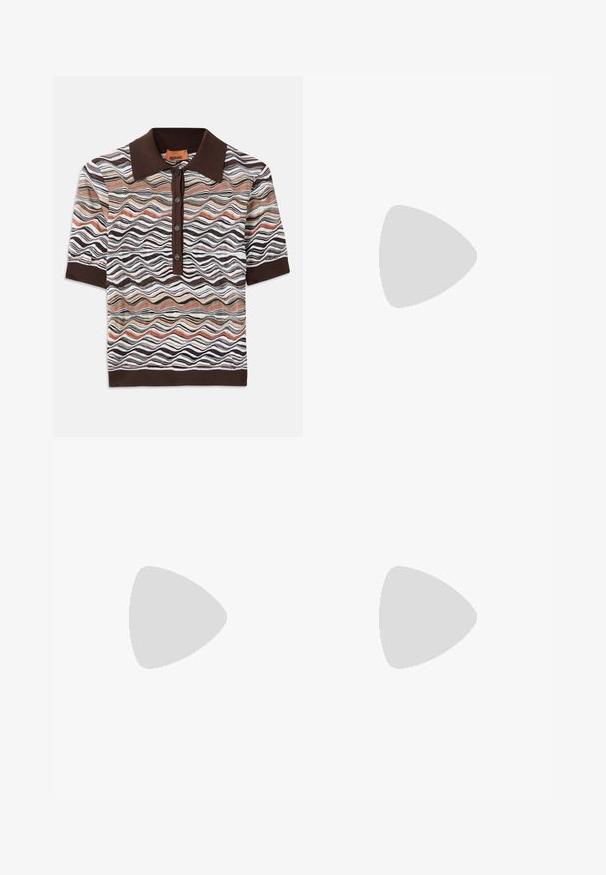 Polo shirt marron avec un motif ondulé multicolore dans des tons de marron, crème et terre cuite ; patte de boutonnage à cinq boutons ; manches courtes.; Jupe courte et ajustée avec des rayures verticales multicolores dans des nuances de vert, noir et marron, dotée d'une taille élastique texturée.; Chaussure à talons hauts en cuir noir avec un bout carré et un talon noir laqué au design unique. Texture lisse et design simple.; Lunettes de soleil noires en forme de carré avec des verres foncés, monture en plastique lisse et accents subtils en forme d'aile sur les tempes.