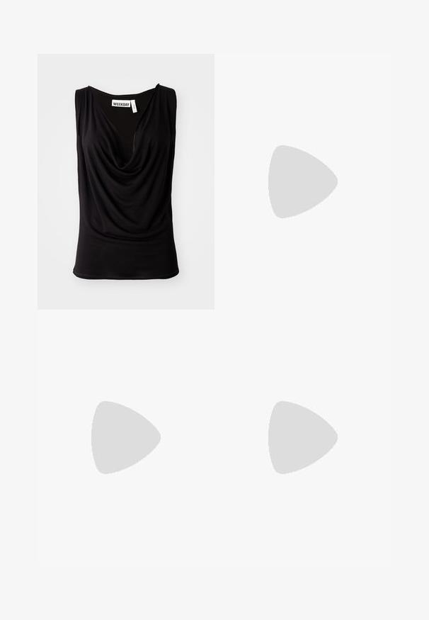 Zwarte mouwloze top met een gedrapeerde halslijn, gemaakt van zachte stof. Bevat een label met "WEEKDAY" aan de binnenkant van de hals. Soepele textuur, aansluitend model.; Next Jeansshort - khaki green; Zwarte leren laarzen tot de knie met een verslonden ontwerp, puntige neus en een chunky hak, voorzien van een zachte textuur en minimale stiksels.; Slangpatroon handtas met een gebogen handvat. Gemaakt van gestructureerde, beige en bruine materialen, met een kenmerkend ruitpatroon.