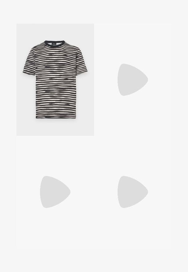 Svartvit randig T-shirt med rund hals, korta ärmar och mjuk textur. Har växlande tjocka och tunna ränder.; Slim-fit, grå bomullschinos med framfickor och knappstängning. Har en jämn struktur och standardavslut. Inga synliga mönster.; Vita sneakers med en texturerad läderfinish, rund tå och svart häldetalj. Gummisul med litet mönster och sydd detalj.; Brun nylon toteväska med dubbla handtag, dragkedjestängning och en blå logotypplåster. Slät textur, strukturerad design, rymligt inre.