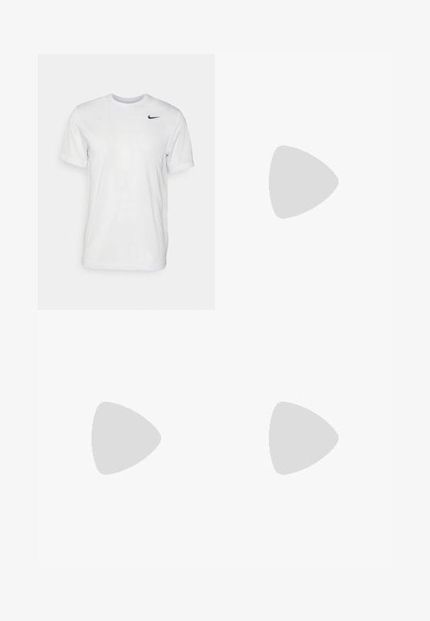 Fehér, rövid ujjú póló, sima anyagból készült. Kerek nyakkivágással és egy kis fekete Nike logóval rendelkezik a bal mellen.; Férfi kerékpáros bibnadrág lélegző fekete szövetből, fehér hálós pántokkal, párnázott üléssel és varrat nélküli lábnyílásokkal.; Fehér sportcipő zöld akcentussal, fekete logóval, hálós felsőrésszel, párnázott talppal és kerek sarkú kialakítással. Felszereltségében fűzők és kontrasztos részletek találhatók.; Stílusos fekete napszemüveg kék tükörlencsékkel, négyzet alakú kerettel és kék díszítéssel a szárakon. Könnyű műanyagból készült.