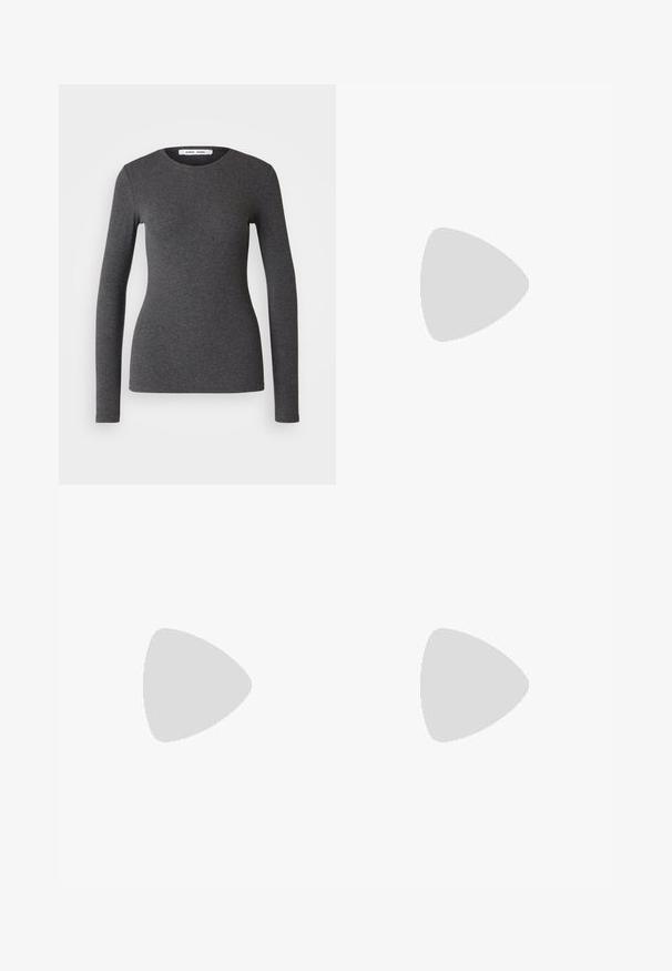 Top a maniche lunghe, con scollo rotondo, di colore grigio scuro, realizzato in tessuto a costine con un design aderente, caratterizzato da una texture liscia e dettagli minimi.; Jeans in denim blu con taglio dritto, dotati di un classico design a cinque tasche, cuciture arancioni e chiusura con bottone.; Sneaker bassa bianca con tassello nero sul tallone, suola a piattaforma, lacci e logo "CK" di Calvin Klein sul lato.; Orecchini a cerchio in argento con un design testurizzato caratterizzato da scanalature verticali. Forma circolare con una chiusura a scatto sicura. Finitura liscia.