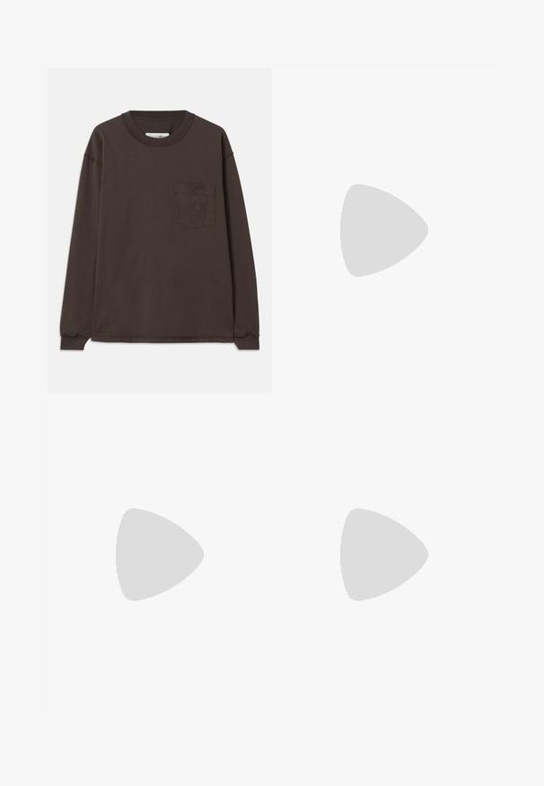 Donkerbruine, lange mouw t-shirt van katoen. Voorzien van een ronde hals en een linkerk borstzak met subtiele reliëfdetails. Eenvoudig ontwerp.; Beige cargobroek van katoen, met brede pijpen, een knoopsluiting aan de voorkant en zijzakken. Soepele textuur met minimale hardwaredetails.; Witte sneaker met suède accenten, ronde neus, platte veters en een crème rubberen zool. Bevat groene branding op de hiel.; Zwarte canvas schoudertas met twee handvaten, voorzien van een vlakke bovenkant, een gestructureerd oppervlak en een klein verdiept logo aan de voorkant.