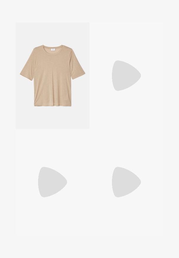 Filippa K ELENA TEE - T-shirt con stampa - sandstone; Pantaloni neri a righe sottili con una vestibilità su misura, dotati di orlo con risvolto e pieghe frontali. Realizzati in un tessuto liscio con un design strutturato.; Sneaker in pelle marrone con suole in gomma bianca a contrasto, caratterizzate da motivi a rombo neri e loghi MCM di lato. Include lacci e un'etichetta posteriore.; Borsa intrecciata marrone con un motivo dettagliato; accenti in pelle bianca; logo MCM in bianco; manici corti e tracolla staccabile.