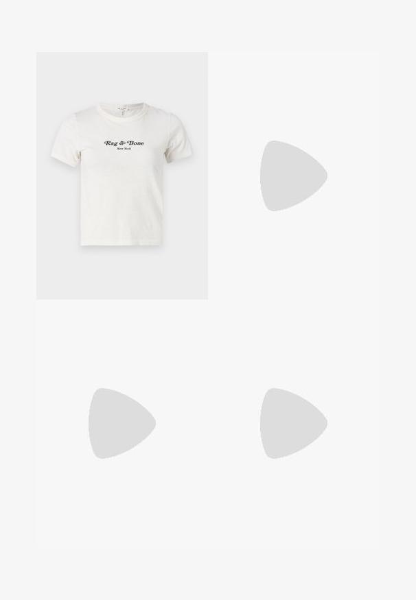 Fehér pamut póló rövid ujjakkal és kerek nyakkal, az elején fekete színű "Rag & Bone New York" felirattal.; Krémszínű cargo nadrág, texturált anyagból, két oldalsó zsebbel, egyenes szárú kialakítással és testhez álló derékkal, elöl cipzárral.; Fehér sneaker, hálós panelekkel és velúr részletekkel, gumitalppal, amelynek zigzag barázdái vannak, és puha sárga párnázott nyakkal.; Selyem sál kék, sárga és rózsaszín mintával, a nyak köré kötve, fekete zakóval és fehér inggel kiegészítve.