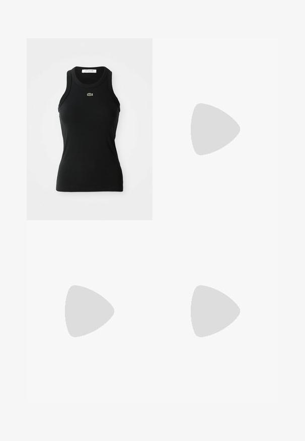 Svart ermeløs ribbet tanktopp med rund hals og liten grønn Lacoste krokodillelogo sentrert under halslinjen.; Bredde ben denim jeans i mørkeblå. Høy midje design med beltehemper og frontlommer. Glatt tekstur og klassisk fem-lomme stil.; Hvite lerretssko med rund tå, snøring og grønn brodert logo. Har en myk tekstur og en lyserosa hælakkent.; Sølv hoop øredobber med en glatt, avrundet design og en elegant, polert finish. Har en minimalistsk form med en liten åpning.