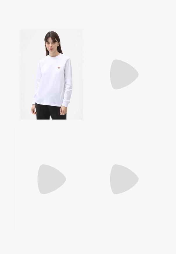 Dickies MAPLETON TEE - Long sleeved top - white; Dickies SERVICE BIB  - Dungarees - black; Converse CHUCK TAYLOR ALL STAR CRUISE - Trainers - black/white; Anna Field Blue light glasses - black; Black leather shoulder bag with a smooth texture, a curved top, and a single strap. Features a zipper closure and minimalist design.