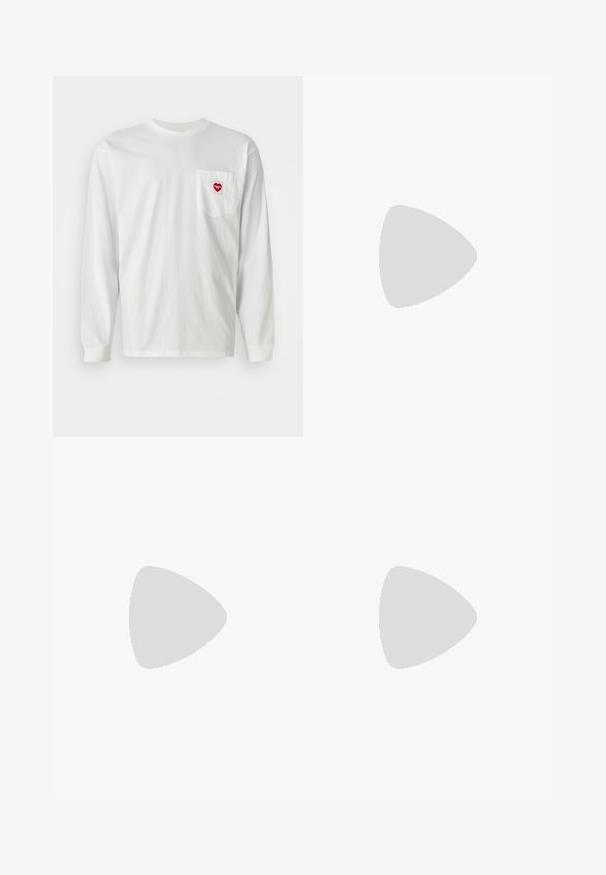 T-shirt branca de manga longa, feita de algodão, com um bolso no lado esquerdo do peito decorado com um patch de coração vermelho. Gola arredondada clássica e punhos canelados.; Jeans de ganga azul com um corte reto, design de cinco bolsos, passantes de cinto e fecho de botão. O tecido tem um acabamento suave e texturizado.; Botim de tornozelo em couro preto com atacadores, com costura amarela na sola e uma etiquetagem à trás do calcanhar, mostrado de lado sobre um fundo plain.; Conjunto de três anéis de prata: um anel superior largo e retangular, um clássico anel fino e um anel com design torcido. Acabamento em metal suave em todo o conjunto.