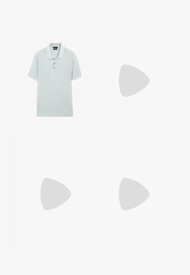 Polo shirt bleu clair en tissu tricoté, avec un col classique, des manches courtes et trois boutons noirs sur la patte de boutonnage.; Next MOTIONFLEX - Pantalon de costume - pink; Chaussure en cuir marron avec des perforations, des côtés texturés, une semelle plate et un nœud décoratif sur le dessus. Design classique avec une finition lisse.; Lunettes de soleil en écaille de tortue avec une monture rectangulaire, des verres dégradés marron et des branches noires élégantes avec des accents de logo subtils.