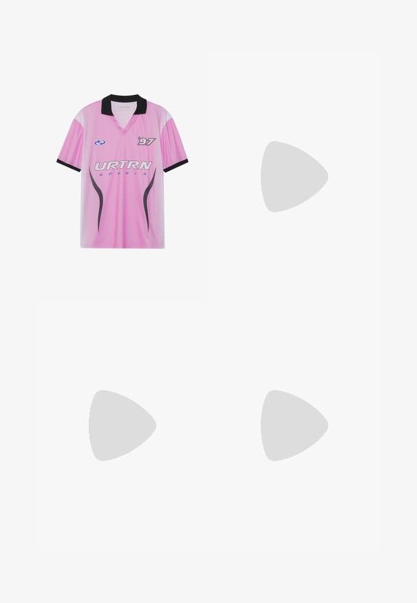 Rožinė sportinė marškinėlė su juodu apykakle, turinti "URTRN" logotipą, taškiniu gradientiniu raštu ir "97" spausdinimu krūtinėje. Lengvas audinys.; Karl Kani BAGGY - Laisvo kirpimo džinsai - blue green; Nike Sportswear AIR FORCE 1 - Sportbačiai - baroque brown/sail/sesame; MISAKO ABIGAIL - Rankinė - brown