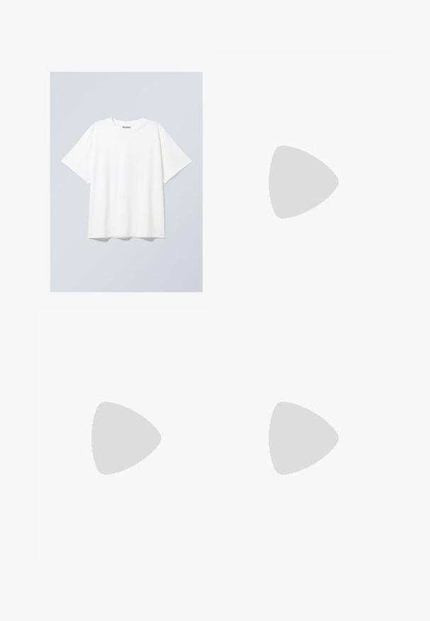 Camiseta de algodón blanca con corte relajado, mangas cortas y cuello redondo. Presenta una etiqueta de marca sutil en el cuello.; Pantalones de pierna ancha de tiro alto en marrón oscuro, con trabillas para cinturón y pliegues en la parte frontal, exhibidos sobre un fondo blanco.; Botas de cuero marrón hasta la rodilla con un robusto tacón cuadrado, acabado brillante y tirador en la parte posterior; presentan una silueta estilizada y una suela duradera.; Bolso de cuero marrón oscuro con dos asas superiores, acentos en hardware dorado, un detalle de cierre frontal y texturas cosidas en los laterales.